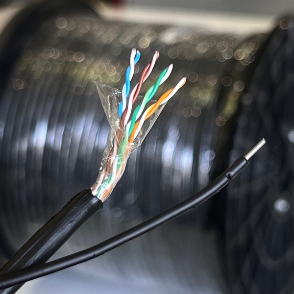 Cáp mạng VCOM CAT5E outdoor cường lực UTP 4PRS 24AWG PE SS ST 1.0mm (cuộn 305m) - Mét